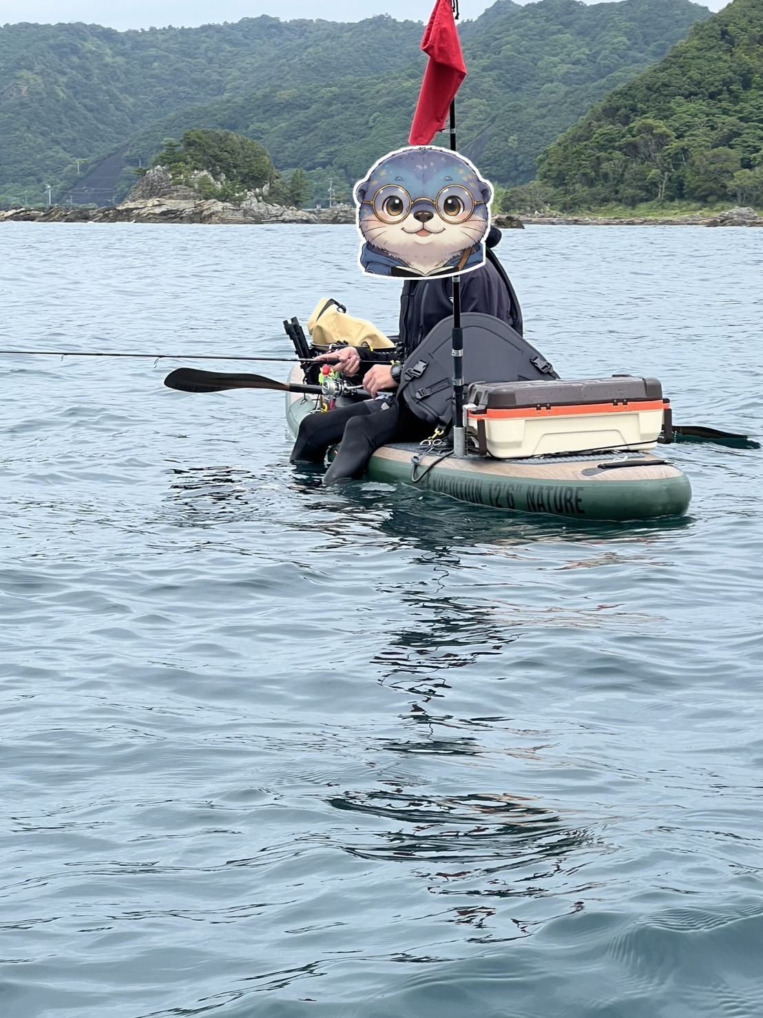 SUPの上で釣りをする様子（顔はアメイロで隠しています）