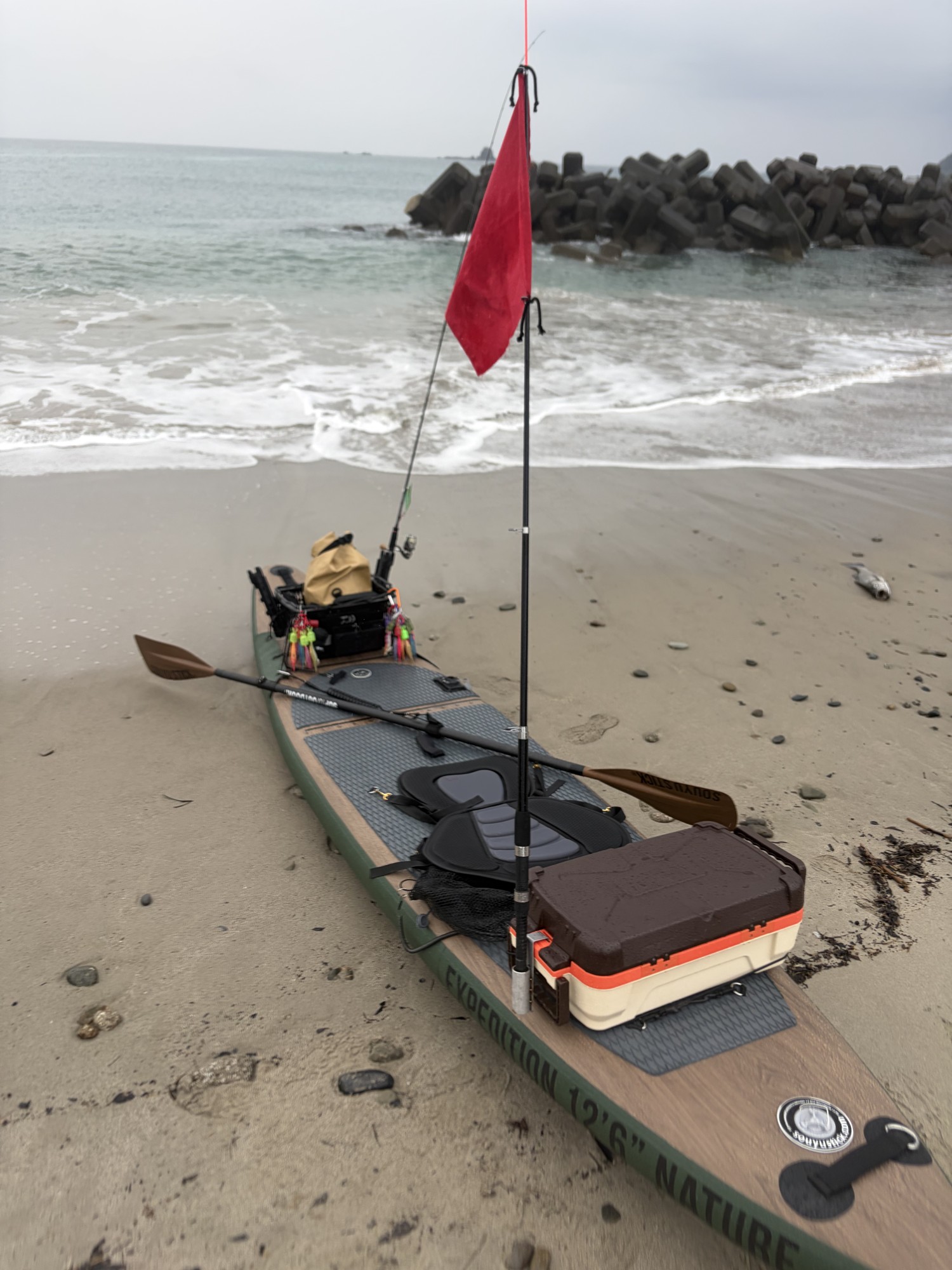 道具を積んだSUPと浜